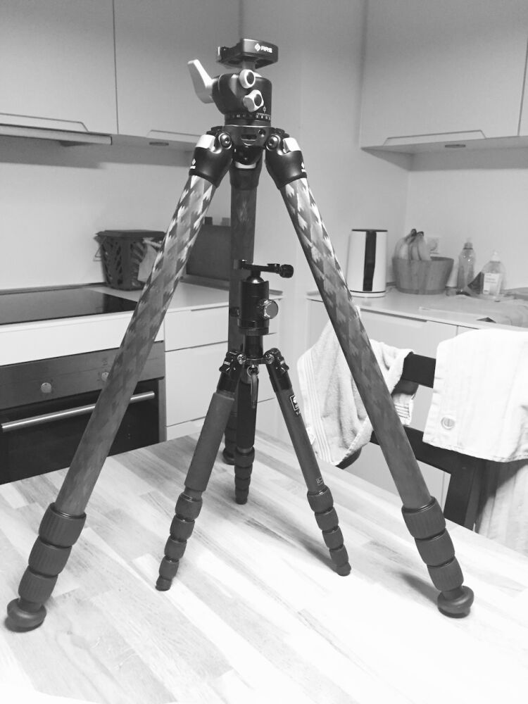 Difference in size between the TVC-24L and my Sirui T-025X tripod.